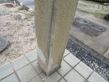 玄関柱の塗膜の剥がれ