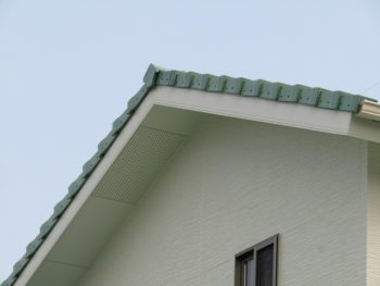 破風のひび割れも目立たなく