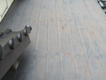 下屋根は一部にサビ