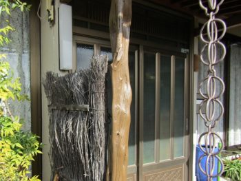 玄関の柱も塗装