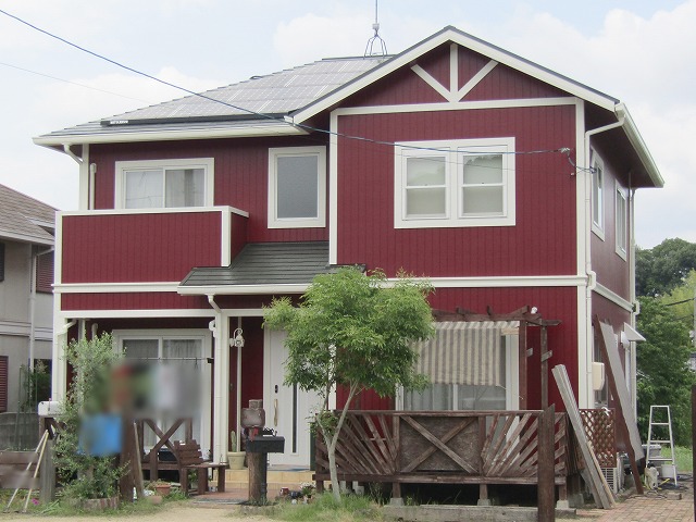 赤色で塗装した住宅