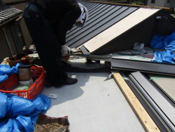 瓦葺き替え ガルバリウムを加工