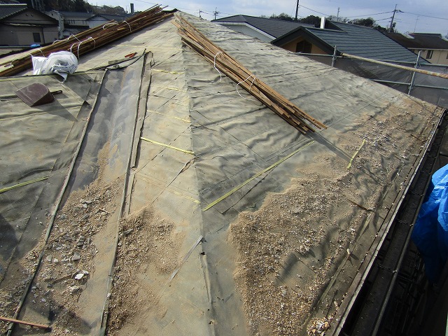 古い瓦をおろす