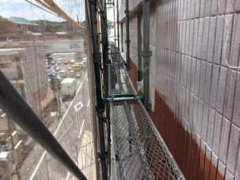 タイルの外壁にボンドを塗ったところ