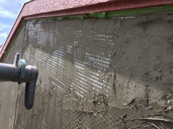 セメントの上からネットを貼り付けた