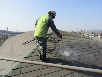 高圧洗浄機で洗浄