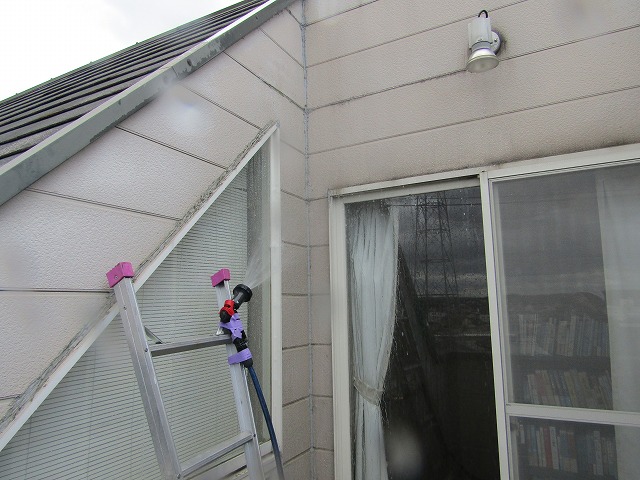 窓枠シーリングからの雨漏り