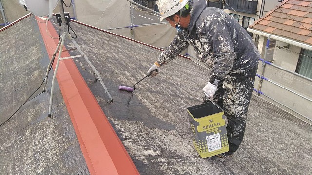 屋根の下塗り