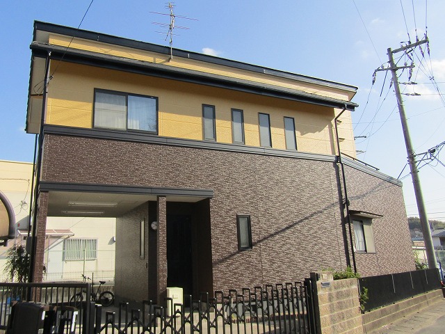 イエローとブラウンの住宅