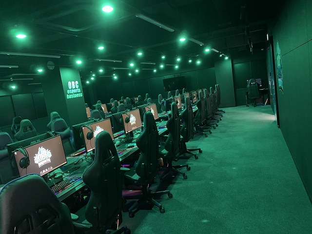 ｅスポーツ学科の教室内