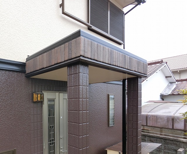 玄関上はカルセラタイル貼り