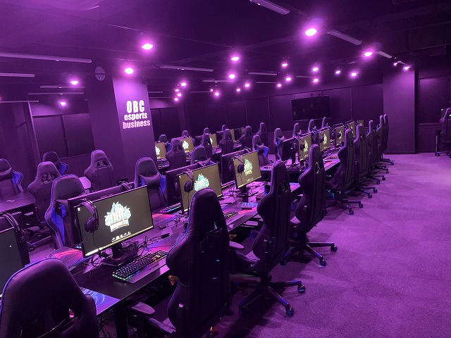 ｅスポーツ学科の教室内