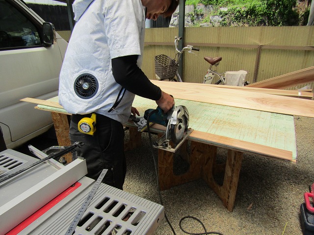 板を測り切っている