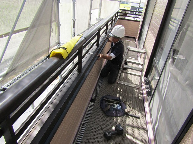 笠木の下に水切りを取り付ける