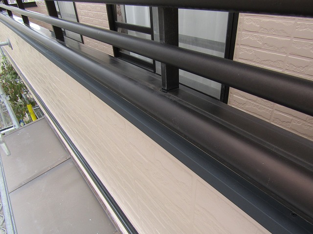 笠木の下に水切りを取り付けた