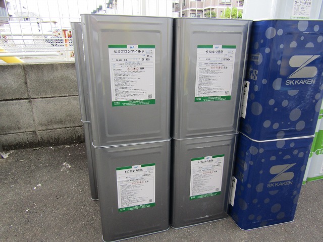 フッ素塗料と屋根の遮熱塗料