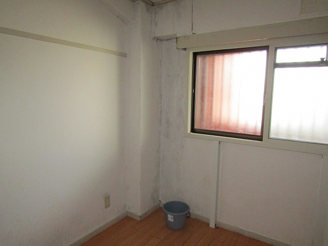 漏水による壁紙(クロス)の剥がれ