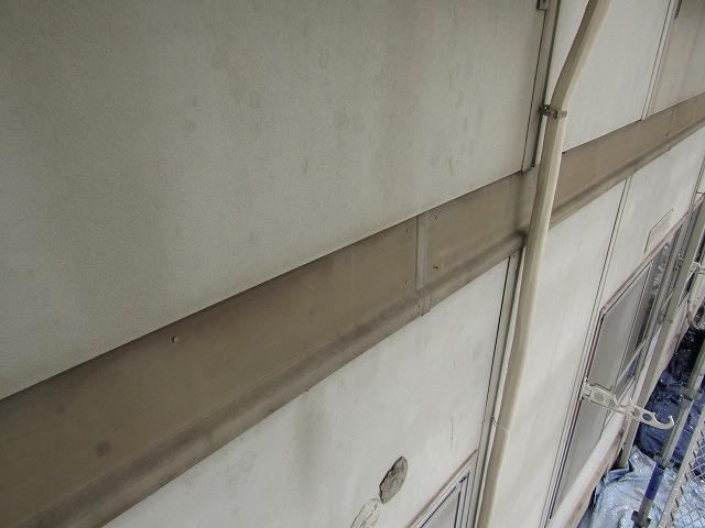 塗装前のアパートの壁