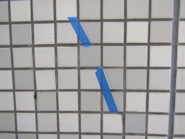 タイルのひび割れ