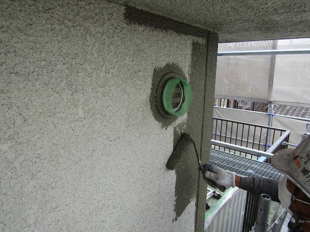 窓の下のモルタルの浮き