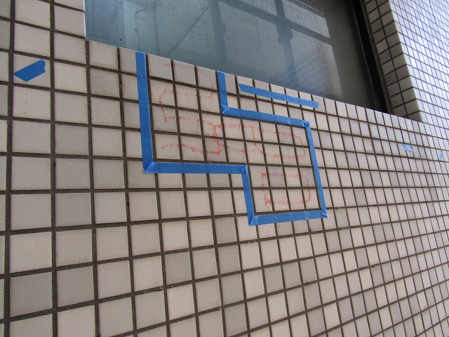 窓の下のモルタルの浮き