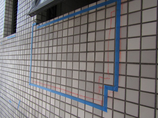 窓の下のモルタルの浮き