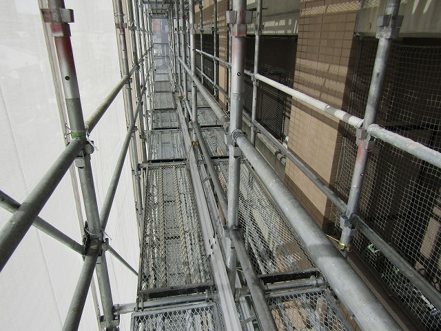 足場の中