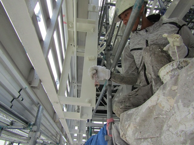 看板の内側鉄骨の塗装