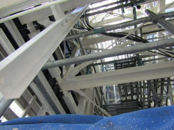 看板の内側の鉄骨