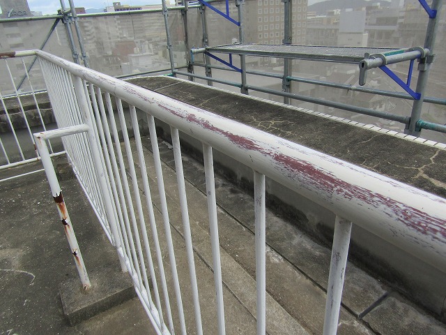 手すりの塗膜がうすくなり、サビ止めが見えている