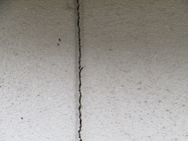 モルタル外壁の目地にひび割れが入っている
