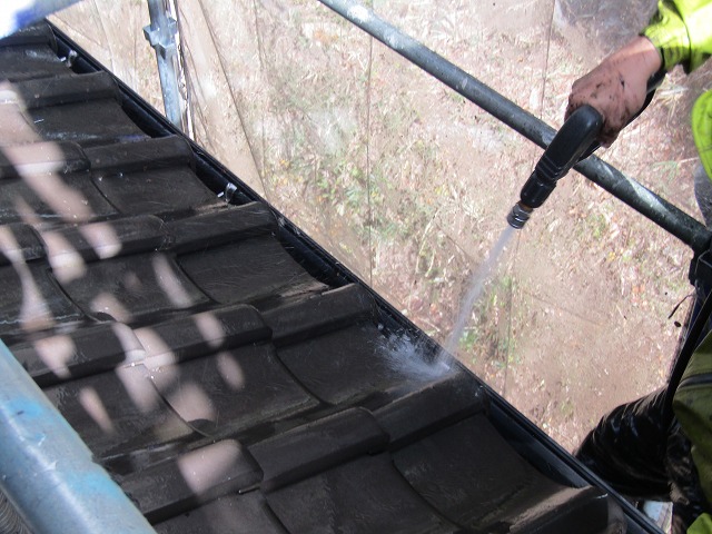 洗浄で樋の中も掃除