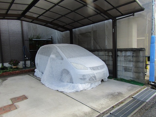 車に養生のカバーをかける