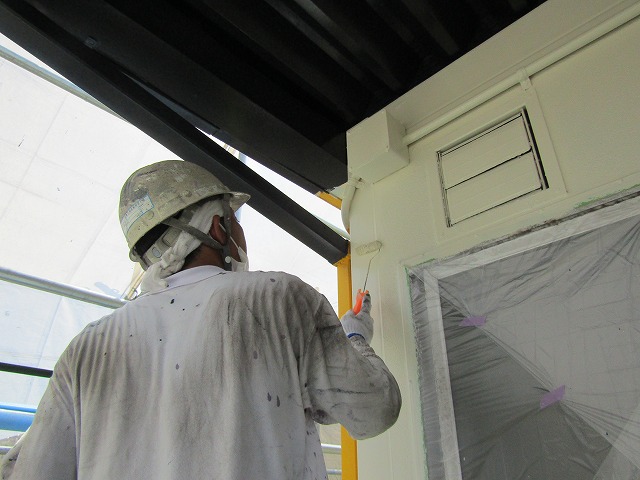 外壁の中塗り中