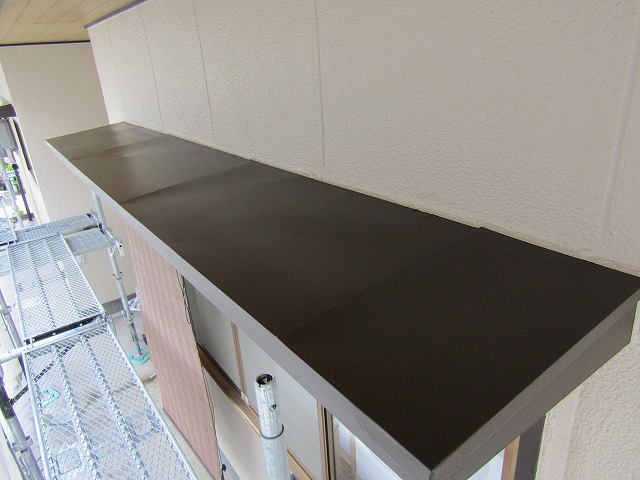 塗装が完成したひさし