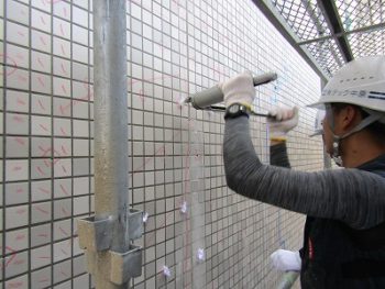 外壁にエポキシ樹脂を注入