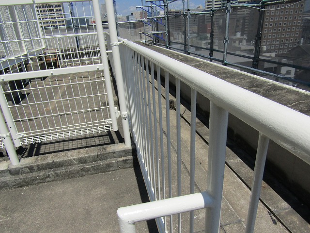 きれいに塗り替えた手すり