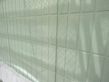 塗装前の色あせた壁