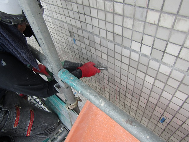 タイルのかけらを落とさないようにする