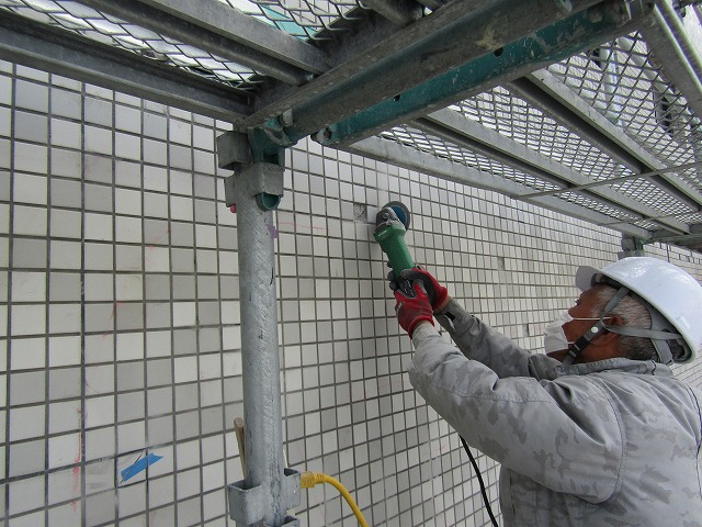 タイルを剥している