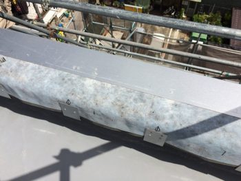 笠木取り付け工事 施工中