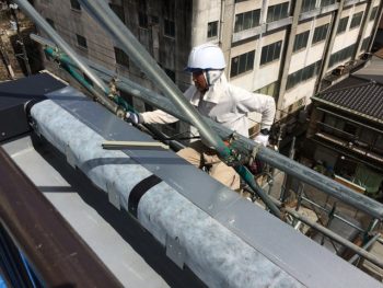 笠木取り付け工事中