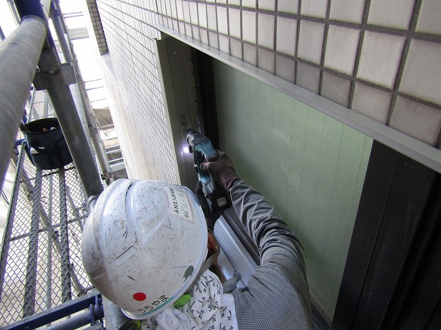 窓枠板金取り付け