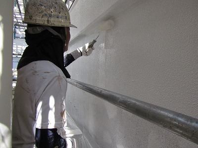 看板の下の壁の塗装