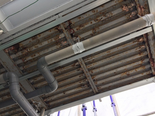 錆により劣化した天井