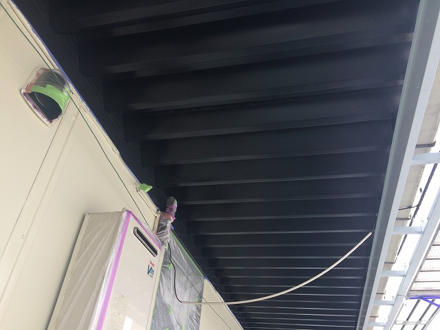 ２階の共有廊下の軒天