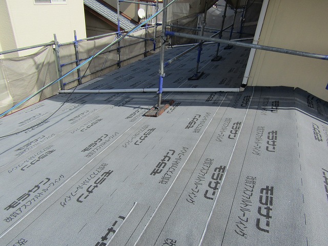 屋根工事、改質アスファルトルーフィング