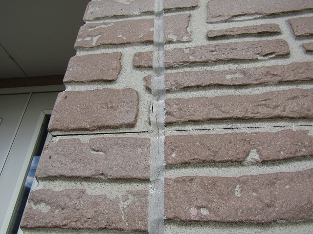 劣化したコーキング（シーリング）打ち替え前