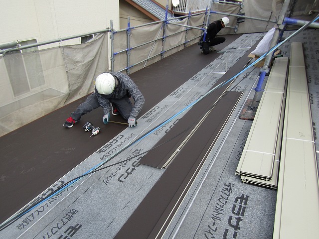 ガルバリウム鋼板を設置