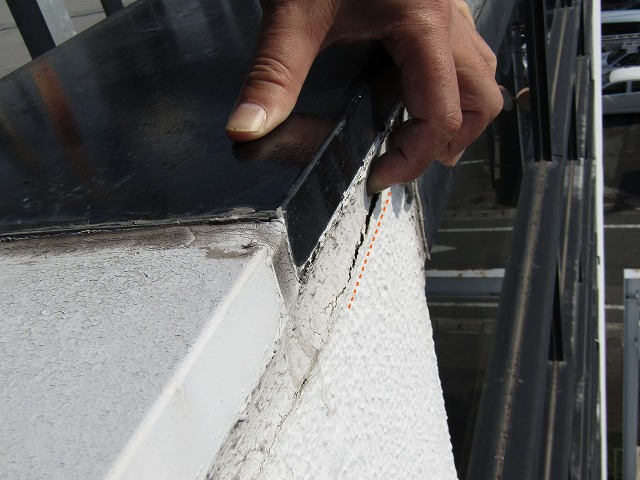 笠木のシーリングが切れている